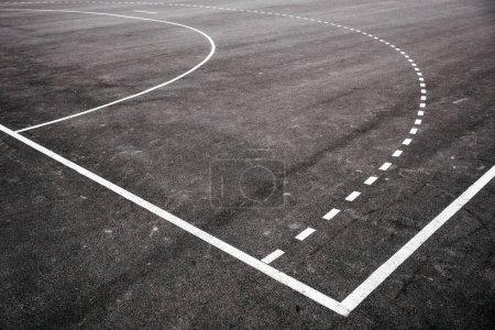 Téléchargez les photos : Cour extérieure de handball et futsal avec revêtement de sol en asphalte, mise au point sélective - en image libre de droit