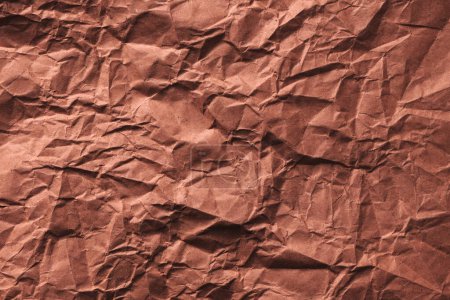 Téléchargez les photos : Texture ridée de papier artisanal brun froissé comme fond, vue de dessus - en image libre de droit