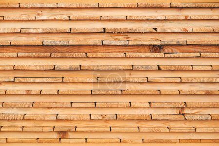 Foto de Pila de tablones de madera sin tratar tableros de madera como material de construcción, patrones industriales y fondo - Imagen libre de derechos