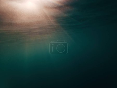 Téléchargez les photos : Lumière du soleil projetant à travers la surface de l'eau de l'océan, pov sous-marin avec mise au point sélective - en image libre de droit