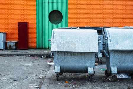 Téléchargez les photos : Poubelles à ordures métalliques dans la rue, mise au point sélective - en image libre de droit