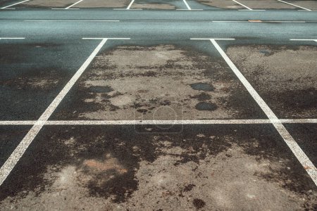 Téléchargez les photos : Lignes de marquage de stationnement comme fond géométrique minimal et motif abstrait - en image libre de droit