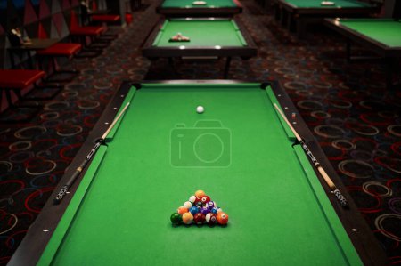 Foto de Mesa de billar con superficie verde y bola preparada para el juego, diseño interior de la barra de billar - Imagen libre de derechos