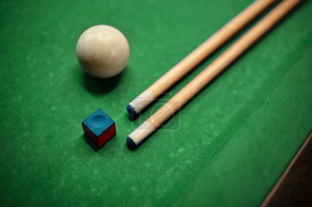 Foto de Primer plano, bola y tiza en el fondo de la mesa de billar verde visto desde arriba, billar juego club deportivo - Imagen libre de derechos