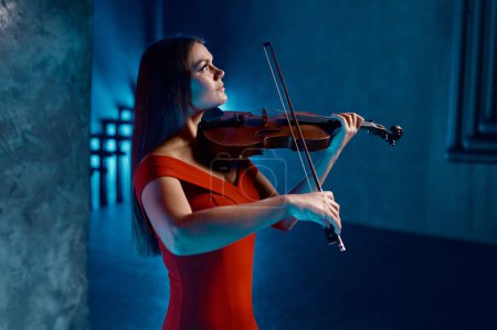 Téléchargez les photos : Portrait de magnifique violoniste jouant de la belle musique. Violoniste jouant en gros plan - en image libre de droit