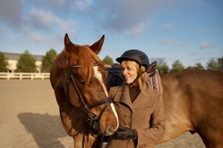 Foto de Mujer jinete pasar tiempo con su caballo favorito al aire libre. Concepto ternura, amor y animales - Imagen libre de derechos