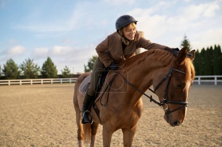 Foto de Entrenadora de caballos con su semental al aire libre pasando tiempo en la granja rural. Caballo en rancho - Imagen libre de derechos