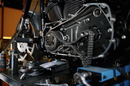 Foto de Sistema de construcción de motos con cadena metálica y otros detalles de primer plano. Concepto de garaje motorista - Imagen libre de derechos