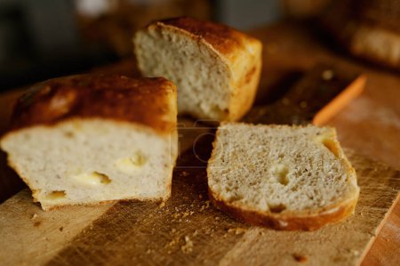 Foto de Pan de trigo sano en rodajas en la cocina tablero de madera enfoque selectivo. Concepto de panadería - Imagen libre de derechos