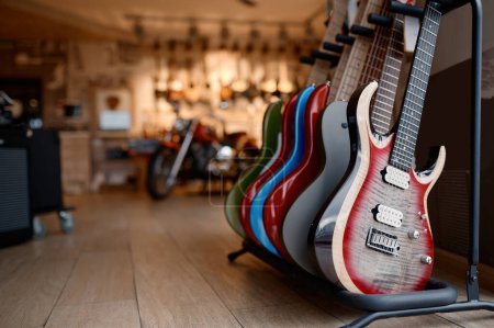 Foto de Expositor de guitarra eléctrica en tienda de estudio que ofrece una gran variedad de instrumentos de cuerda para la interpretación de bandas musicales - Imagen libre de derechos