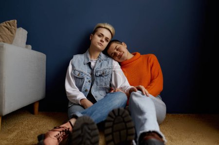 Foto de Romántica pareja de lesbianas disfrutando de momentos de calma y felicidad juntos. Concepto amor y ternura - Imagen libre de derechos