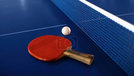 Foto de Raqueta de tenis y pelota en mesa de ping-pong con red preparada para la finalización del juego. Concepto de deporte y hobby profesional - Imagen libre de derechos