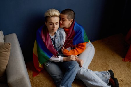 Téléchargez les photos : Couple lesbien romantique profitant de moments de calme et de bonheur ensemble. Concept d'amour et de tendresse - en image libre de droit