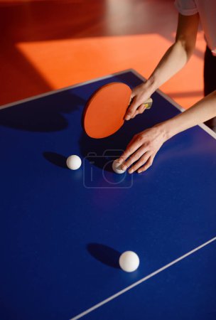 Foto de Ping pong clase de entrenamiento en el club deportivo profesional. Mujer ejercitando servir en tenis de mesa, centrarse en la mano con raqueta - Imagen libre de derechos