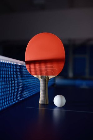Téléchargez les photos : Équipement de ping-pong sur table de ping-pong bleue avec grille. Club sportif et classe d'entraînement pour l'amélioration des compétences. Tennis nature morte - en image libre de droit