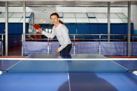 Téléchargez les photos : Jeune joueur de tennis de table s'entraînant dans un club sportif. Hipster gars appréciant jeu de ping-pong pratiquant - en image libre de droit