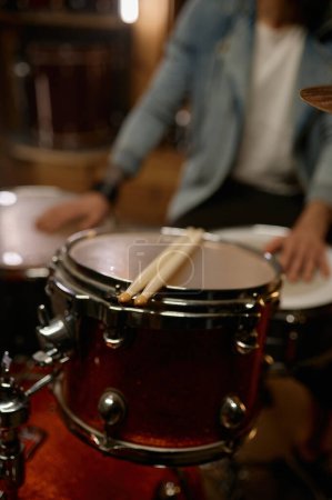 Foto de Kit de batería beat set instrumento de percusión con foco en el muslo. Aula musical, estudio de repetición o club de rock de concierto - Imagen libre de derechos