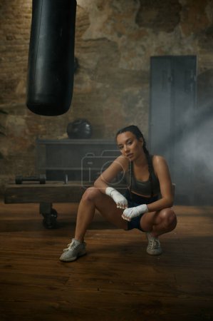 Téléchargez les photos : Portrait de femme séduisante boxer ou kickboxer portant survêtement dans la salle de gym loft. Arts martiaux et concept féminin - en image libre de droit