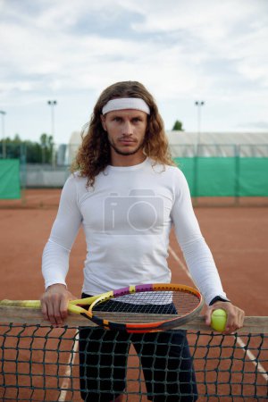 Téléchargez les photos : Portrait d'un joueur de tennis masculin sérieux se sentant fort et motivé. Jeune sportif ayant l'air déterminé et confiant - en image libre de droit