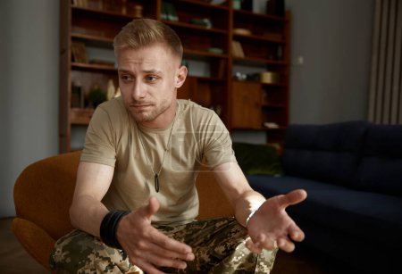 Foto de Retrato de un militar triste contando su problema mirando a un lado. Ansiedad y trauma tratamiento psicológico - Imagen libre de derechos