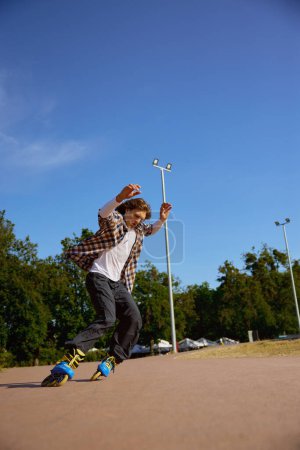 Foto de Adolescente activa patinaje en la calle que tiene clase de formación para practicar montar a caballo gratis - Imagen libre de derechos