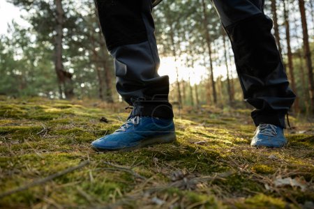Téléchargez les photos : Pied de randonneur rapproché dans des bottes de trekking marchant parmi le sentier forestier. Mode de vie actif et pleine conscience pendant le voyage en forêt - en image libre de droit