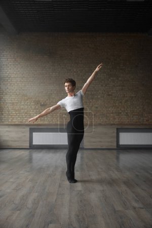 Foto de Guapo bailarín masculino que practica el uso de traje en el estudio de ballet celebración de clase de entrenamiento. Arte creativo de danza contemporánea - Imagen libre de derechos