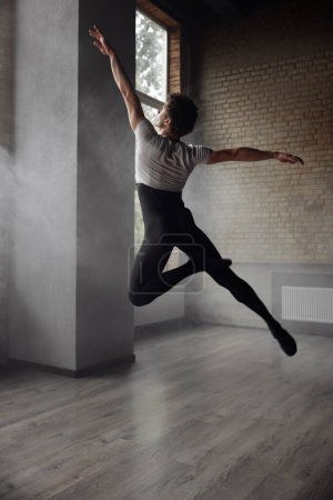Téléchargez les photos : Danseuse de ballet athlétique avec un corps parfait sur fond de studio. Cours de chorégraphie contemporaine - en image libre de droit