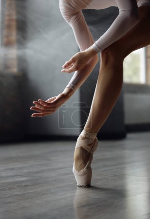 Nahaufnahme abgeschnittene Aufnahme einer Ballerina in Ballettpose, die einen klassischen Tanz aufführt. Schönes tanzendes Aktionskonzept