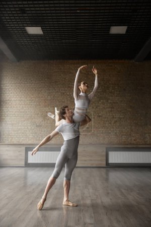 Téléchargez les photos : Artistes gracieux mouvement de danse. Danseurs de ballet exécutant une belle action. Femme sur l'épaule masculine volant comme un cygne - en image libre de droit