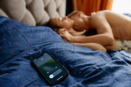 Foto de Hombre infiel engañando a su esposa teniendo sexo con la amante mientras llama por teléfono. Engaño y mentiras en el concepto de familia - Imagen libre de derechos