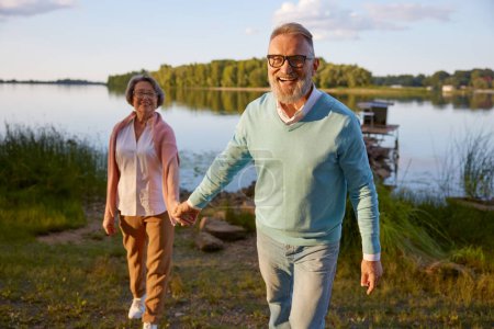 Téléchargez les photos : Happy brillant sourire couple âgé passant des vacances d'été sur la nature. Relax, soins, soutien et relation amoureuse jusqu'à la vieillesse - en image libre de droit