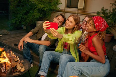 Téléchargez les photos : Meilleurs amis prenant selfie drôle au pique-nique s'amuser ensemble pendant le voyage de camping-car. Concept de style de vie des jeunes - en image libre de droit