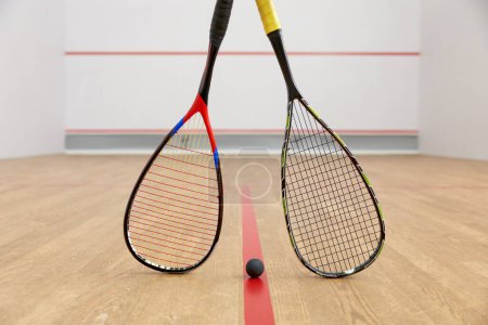Téléchargez les photos : Gros plan professionnel jeu de squash raquette et équipement d'entraînement de balle sur le terrain vue du dessus - en image libre de droit