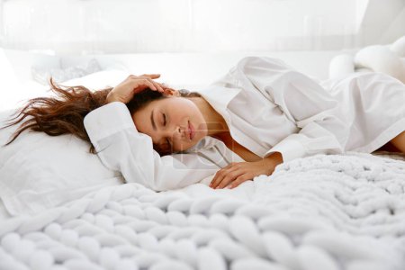 Foto de Mujer joven hermosa romántica con lencería sensual acostada en la cama. Encanto femenino, pureza e inocencia concepto - Imagen libre de derechos