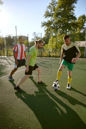 Foto de Jugadores de fútbol jugando pelota en el campo de fútbol de la ciudad. Hombre mejores amigos recreación activa y pasatiempo común - Imagen libre de derechos