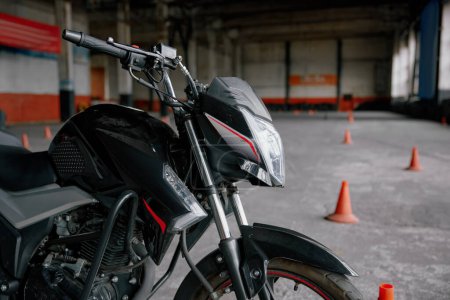 Téléchargez les photos : Motocyclette à proximité garée à l'entraînement du motocycliste de l'école de conduite. Moto équitation classe éducative - en image libre de droit