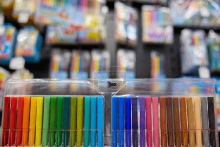 Foto de Marcadores coloridos kit de herramientas creativas para la venta en la pantalla de la tienda de papelería. Volver a material escolar, concepto de accesorios artísticos - Imagen libre de derechos