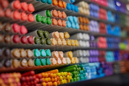 Téléchargez les photos : Marqueurs colorés de couleurs assorties sur des étagères de support de papeterie. Matériel divers fournitures de bureau ou scolaires pour le dessin, l'écriture ou la peinture - en image libre de droit