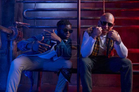 Eine Gruppe moderner cooler Hip-Hop-Tänzer posiert im Garagenstudio. Irrer Rap-Stil und jugendliche Subkultur