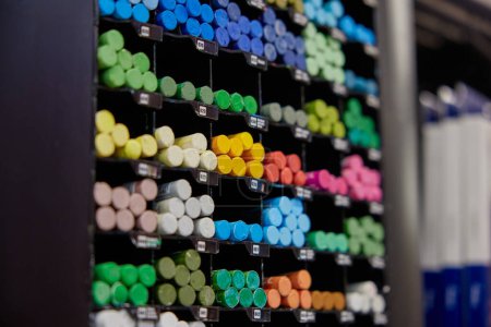 Foto de Kit de crayones de tiza coloridos en la exhibición del estante para la venta en la tienda de papelería. Multicolor lápices brillantes accesorio en el estante de la tienda de arte - Imagen libre de derechos