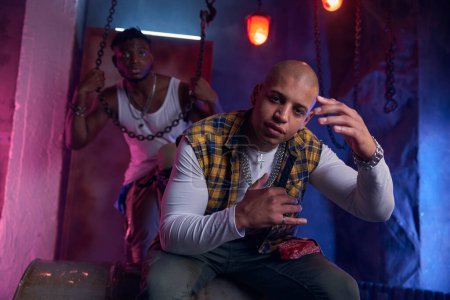 Coole zwei befreundete Rapper beim gemeinsamen Freestylen in einer Garage mit modernem Studioequipment. Hip-Hop-Musiker drehen neues Video