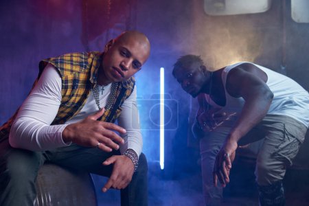 Coole zwei befreundete Rapper beim gemeinsamen Freestylen in einer Garage mit modernem Studioequipment. Hip-Hop-Musiker drehen neues Video