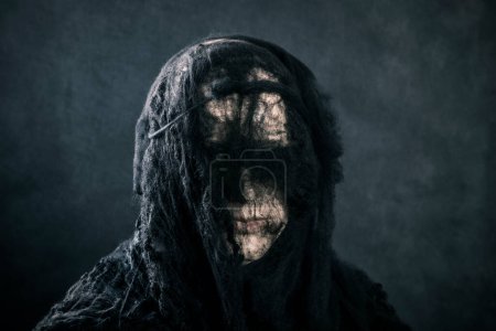 Téléchargez les photos : Portrait d'une sorcière effrayante sur fond sombre et brumeux - en image libre de droit