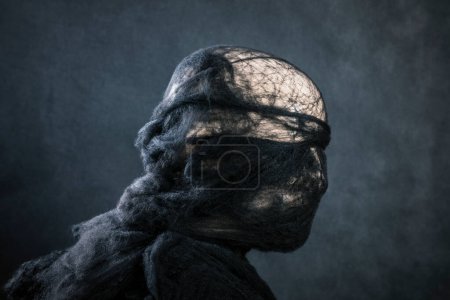 Téléchargez les photos : Figurine effrayante sur fond sombre et brumeux - en image libre de droit