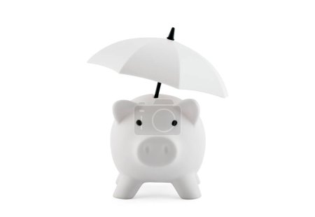 Foto de Seguro financiero. Hucha blanca con paraguas aislado sobre fondo blanco con ruta de recorte - Imagen libre de derechos