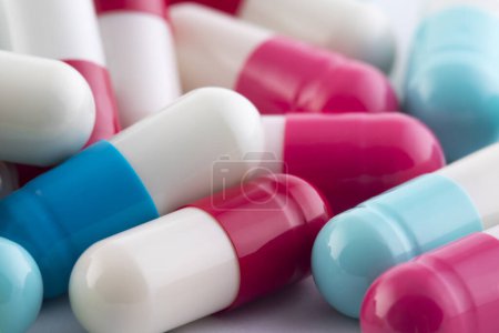 Téléchargez les photos : Tas de médicaments pilules colorées macro shot - en image libre de droit