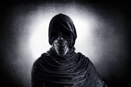 Foto de Figura aterradora con capa encapuchada en la oscuridad - Imagen libre de derechos