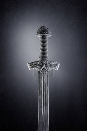Foto de Espada medieval sobre fondo oscuro brumoso - Imagen libre de derechos