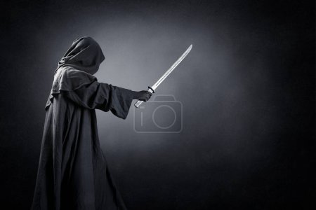 Téléchargez les photos : Guerrier samouraï avec épée katana sur fond sombre et brumeux - en image libre de droit